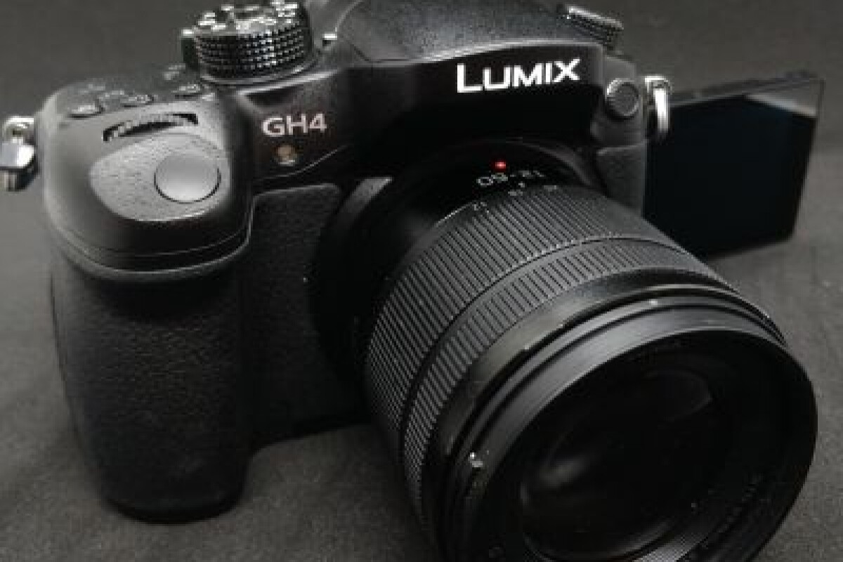 Location Appareil DSLR Lumix GH4 + Objectif Lumix 12-60mm f/3.5-5.6 + 2 batteries + chargeur double - Lightyshare
