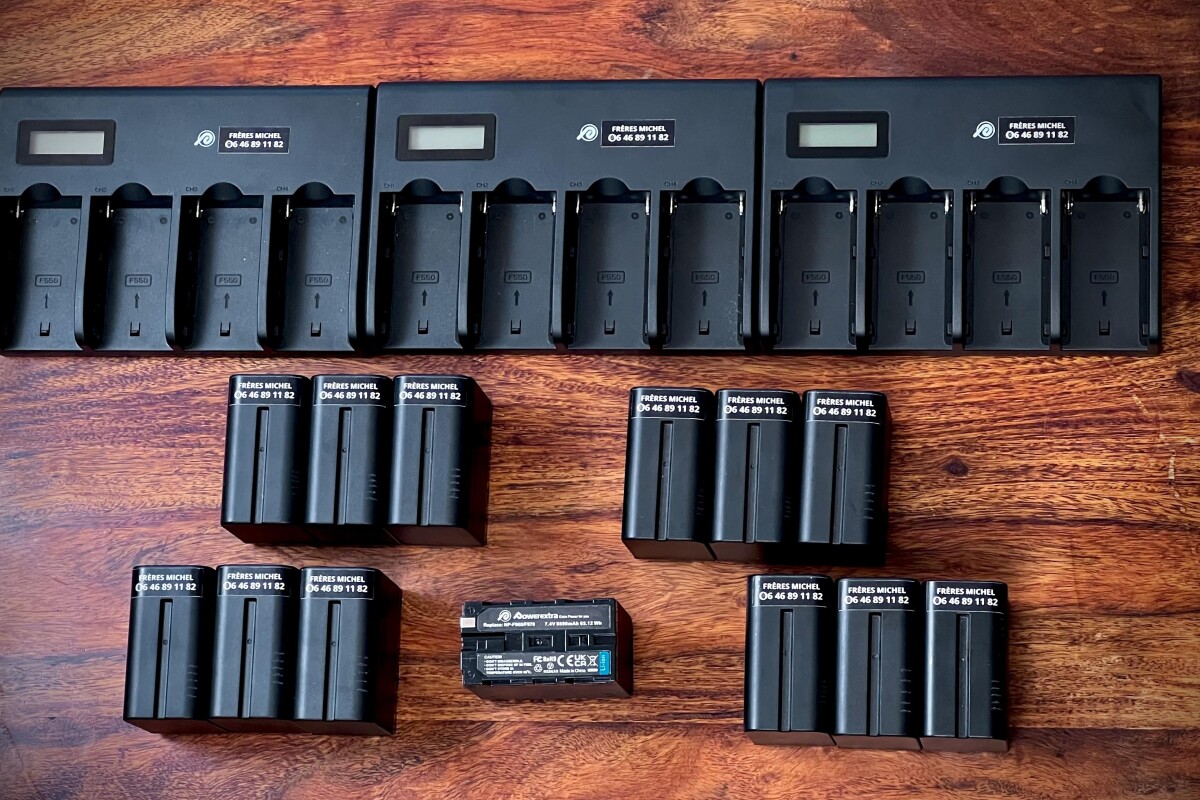 Location 13 batteries NP-F970 + 3 Chargeurs 4 voies - Lightyshare