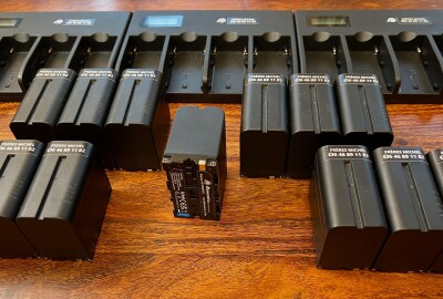 Location 13 batteries NP-F970 + 3 Chargeurs 4 voies