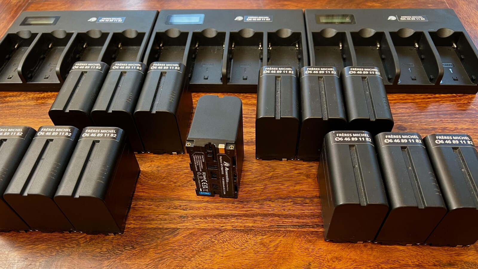 13 batteries NP-F970 + 3 Chargeurs 4 voies - Photo 3 sur 3