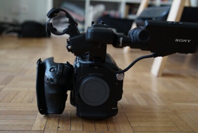 Location Sony FS5 + pack complet (3 optiques + trépied + 2HF + micro canon + 4 batteries + minette)