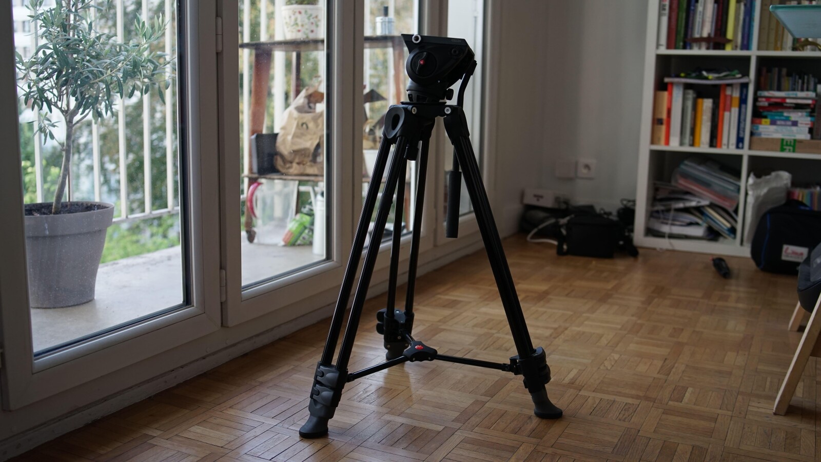 Sony FS5 + pack complet (3 optiques + trépied + 2HF + micro canon + 4 batteries + minette) - Photo 9 sur 9