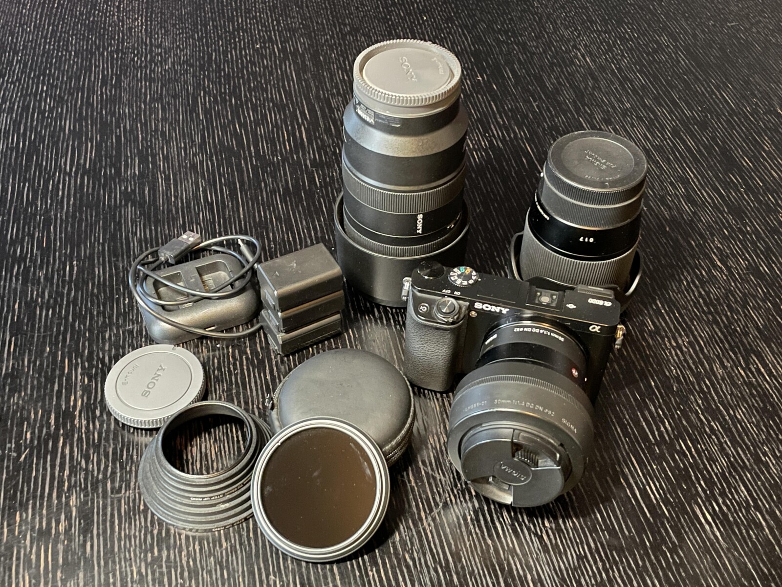 Sony A6000 pack (30mm F1.4 Sigma + 16mm F1.4 Sigma + 70-350mm F4.5-6.3 Sony) + accessoires - Photo 1 sur 7