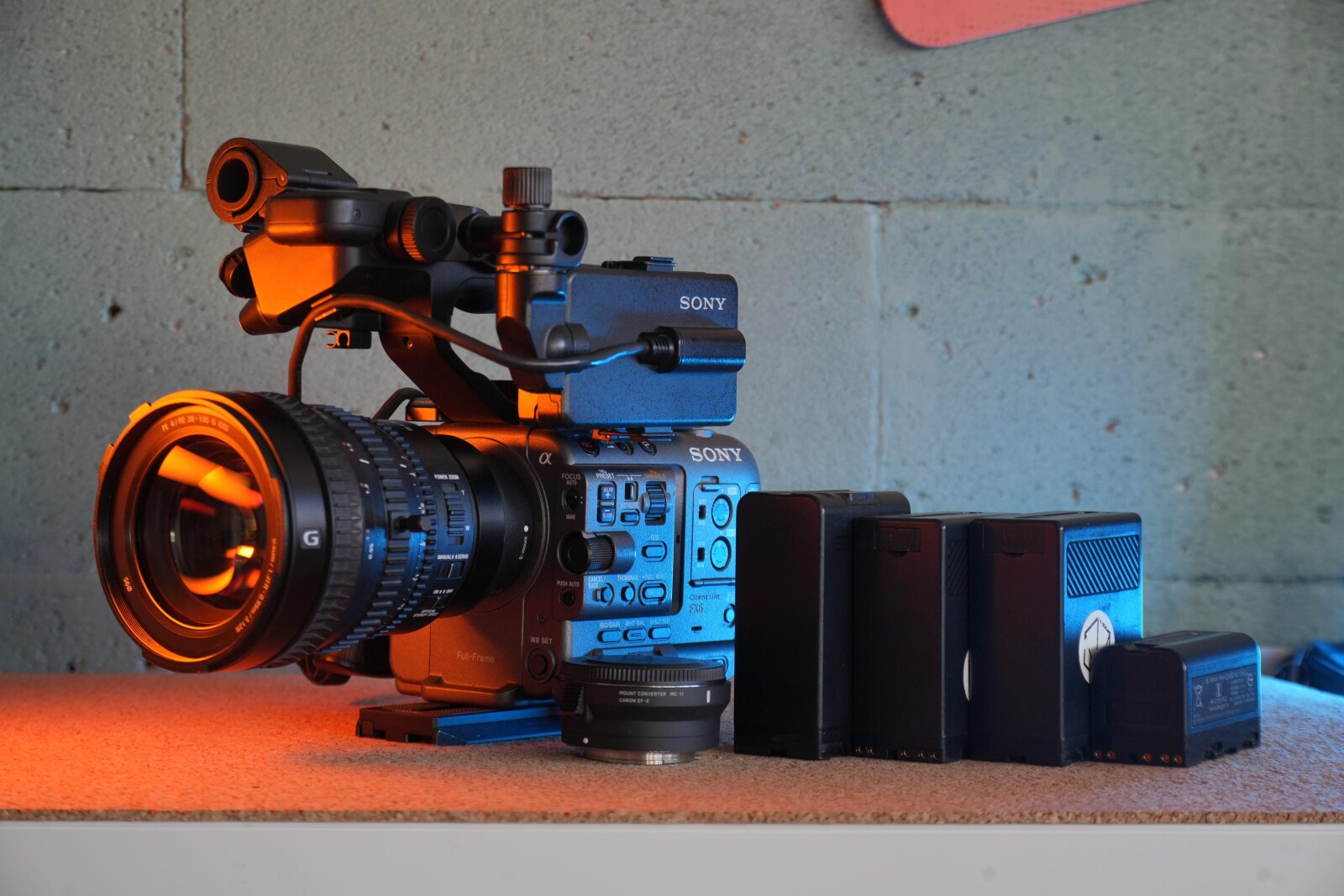 Sony FX6 + Sony FE PZ 28-135mm F4 G OSS + 4 Batteries + MC11 Canon EF-E + 2x 160Go - Photo 1 sur 5