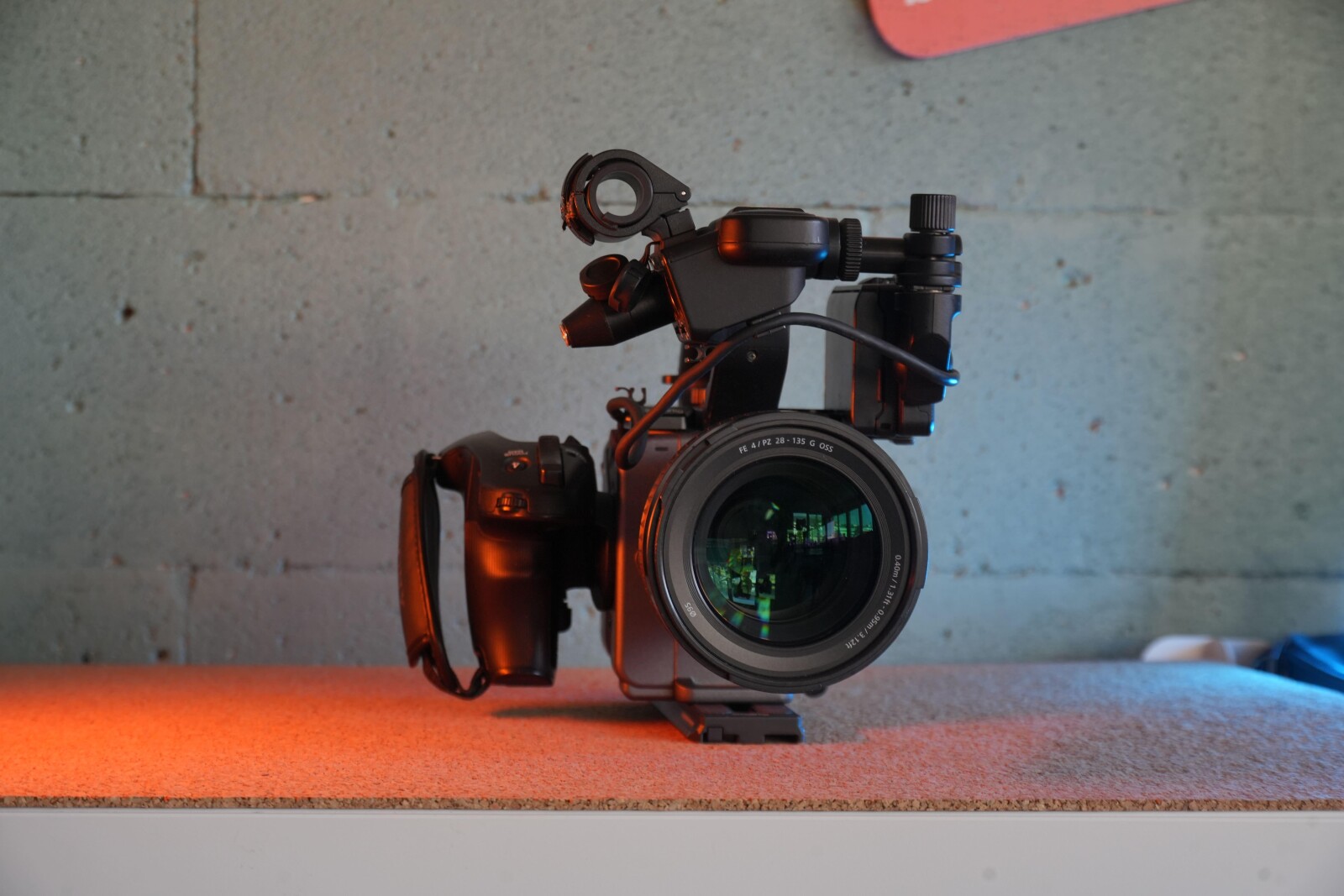 Sony FX6 + Sony FE PZ 28-135mm F4 G OSS + 4 Batteries + MC11 Canon EF-E + 2x 160Go - Photo 3 sur 5