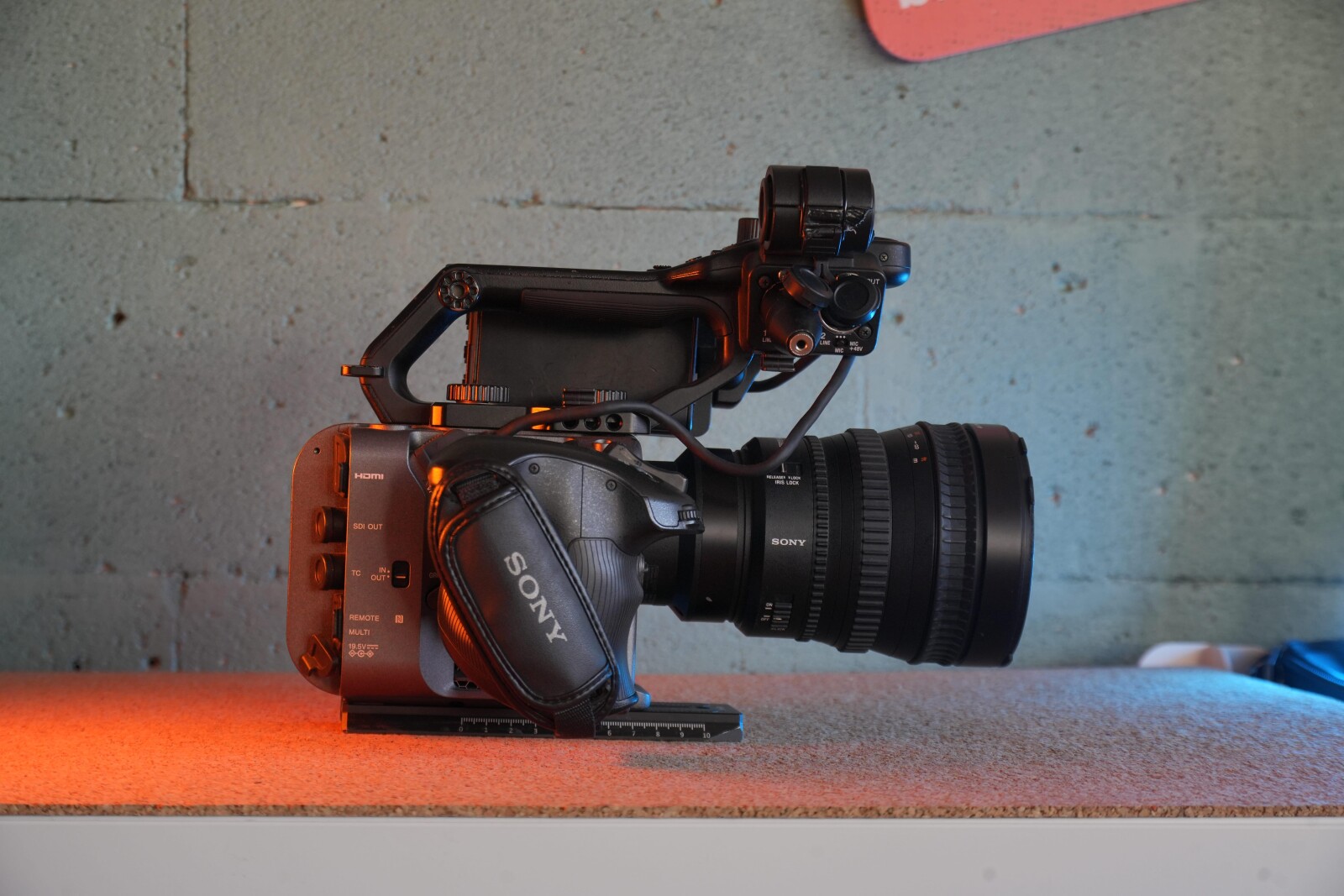 Sony FX6 + Sony FE PZ 28-135mm F4 G OSS + 4 Batteries + MC11 Canon EF-E + 2x 160Go - Photo 4 sur 5