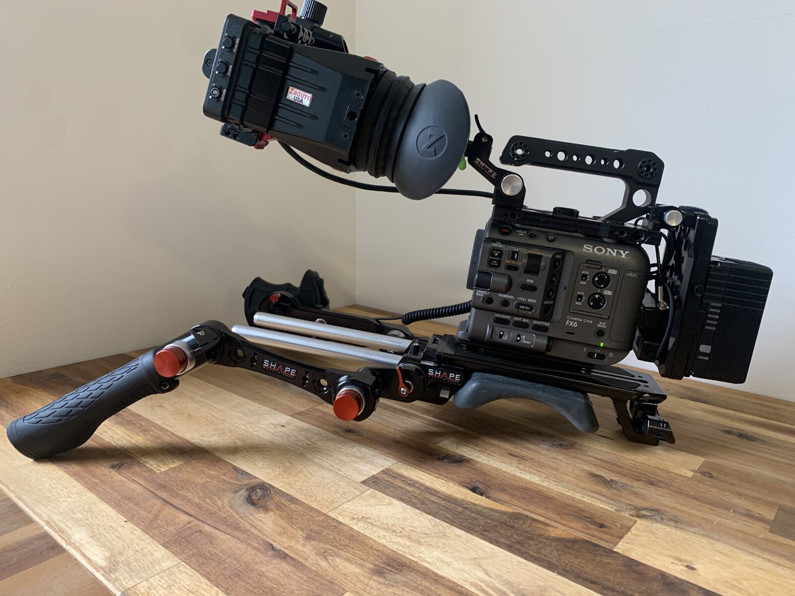 Sony FX6 - Pack Epaulière et Viewfinder Zacuto - Photo 1 sur 4