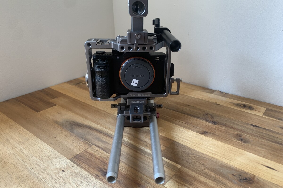 Location Sony Kit A7S2 + Cage et Baseplate Tilta + V-Lock Shape - Lightyshare