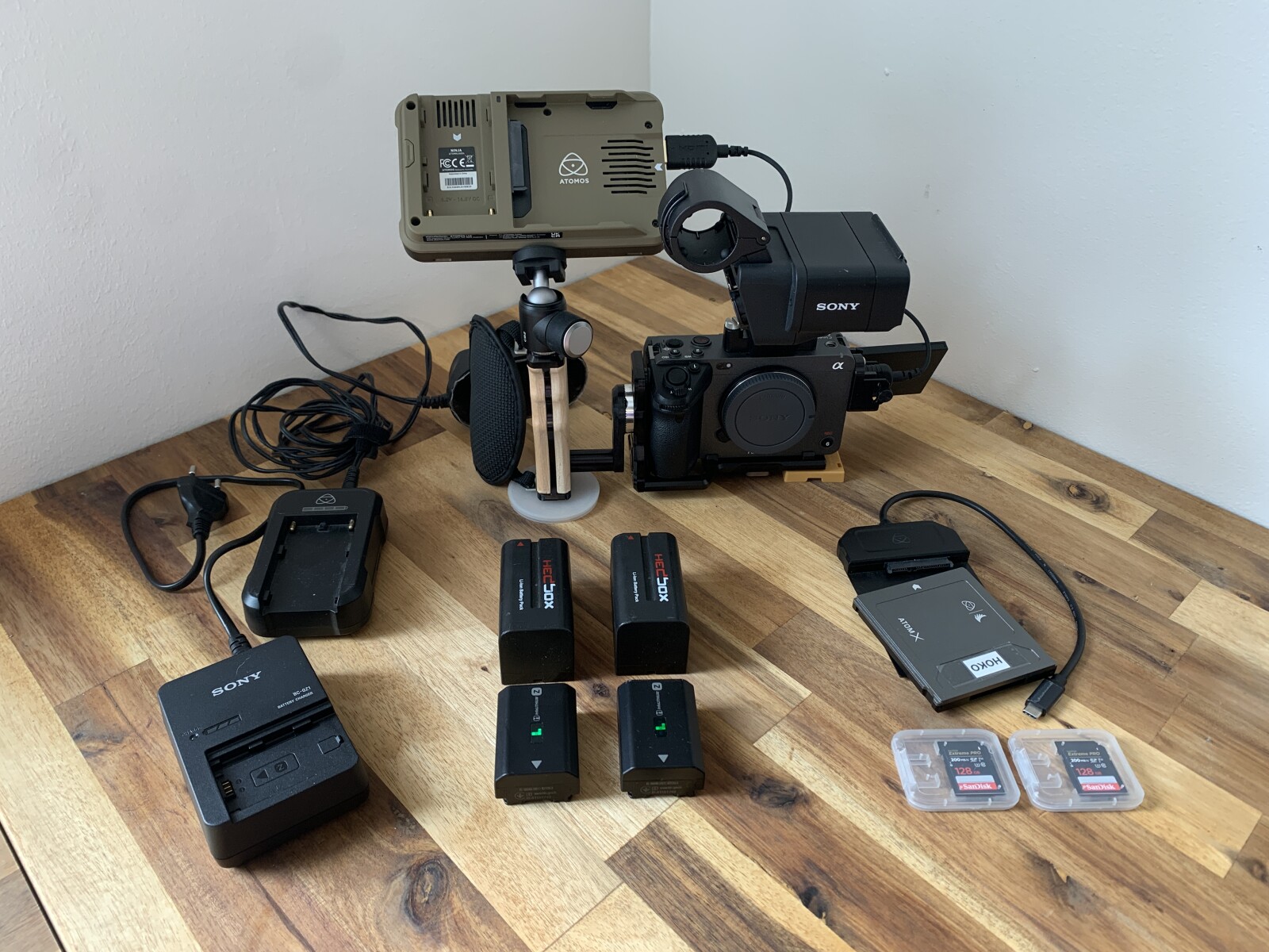PACK FX3 'Poing' | FX3 + CAGE + NINJA V - Batteries, Cartes, SSD inclus - Photo 1 sur 3