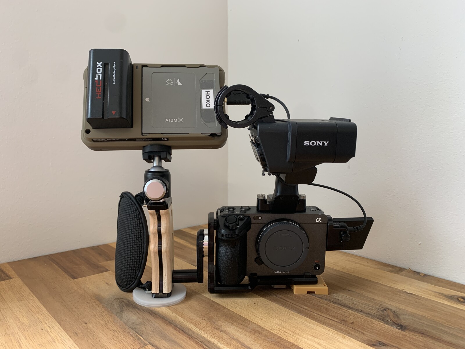 PACK FX3 'Poing' | FX3 + CAGE + NINJA V - Batteries, Cartes, SSD inclus - Photo 2 sur 3