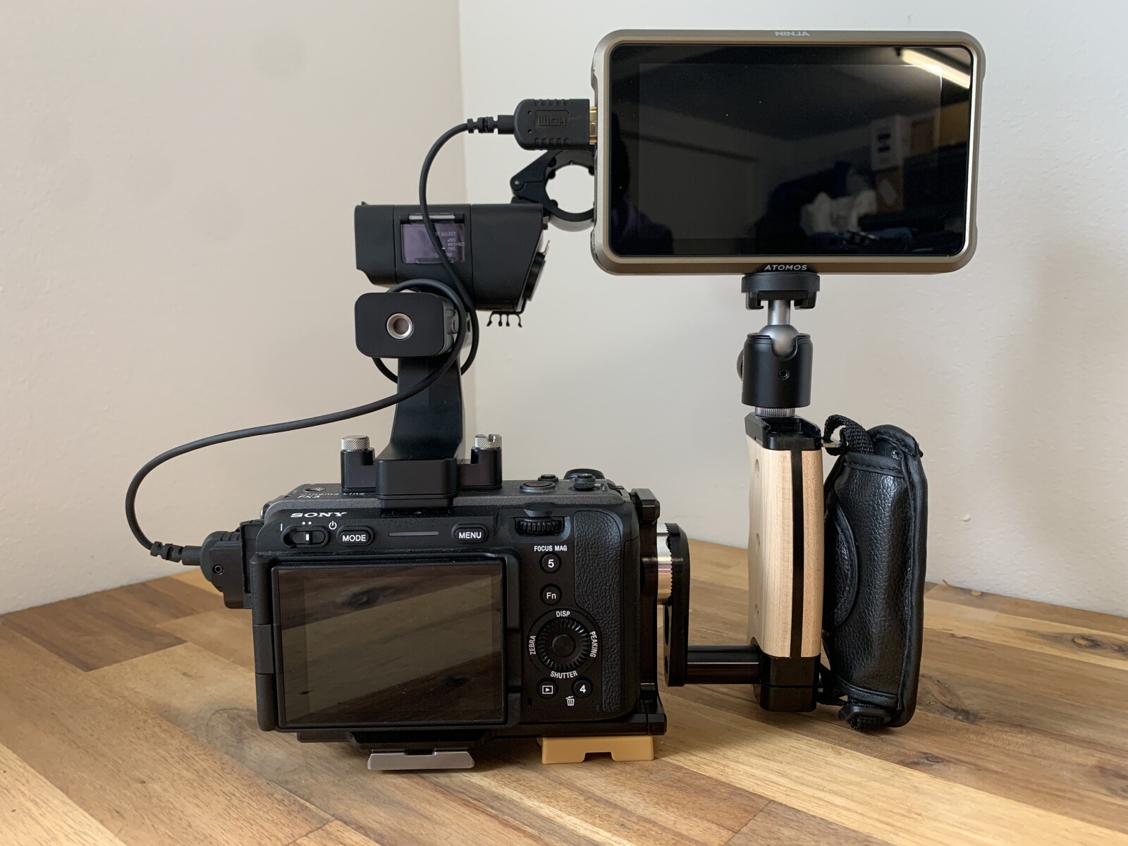 PACK FX3 'Poing' | FX3 + CAGE + NINJA V - Batteries, Cartes, SSD inclus - Photo 3 sur 3