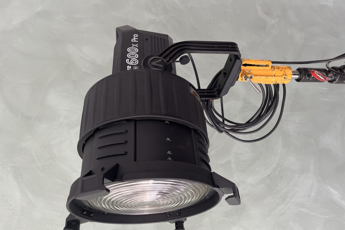 Location APUTURE Fresnel F10 pour projecteur COB - Lightyshare