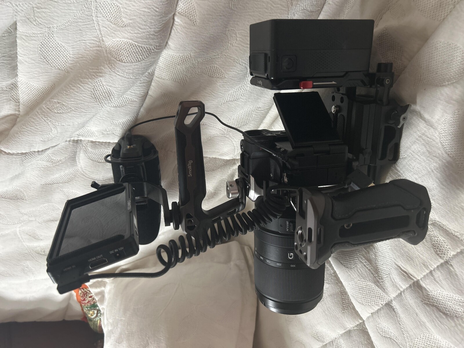 Sony alpha 7 IV kit complet objectifs f4.5,f1.4 cage micro trépied moniteur mattebox et sac  - Photo 2 sur 9
