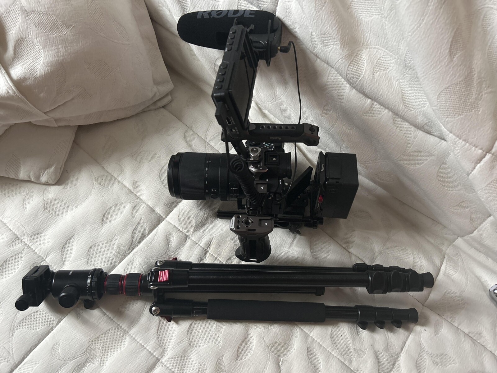 Sony alpha 7 IV kit complet objectifs f4.5,f1.4 cage micro trépied moniteur mattebox et sac  - Photo 3 sur 9