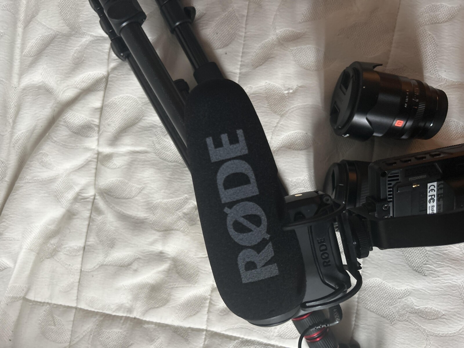 Sony alpha 7 IV kit complet objectifs f4.5,f1.4 cage micro trépied moniteur mattebox et sac  - Photo 5 sur 9