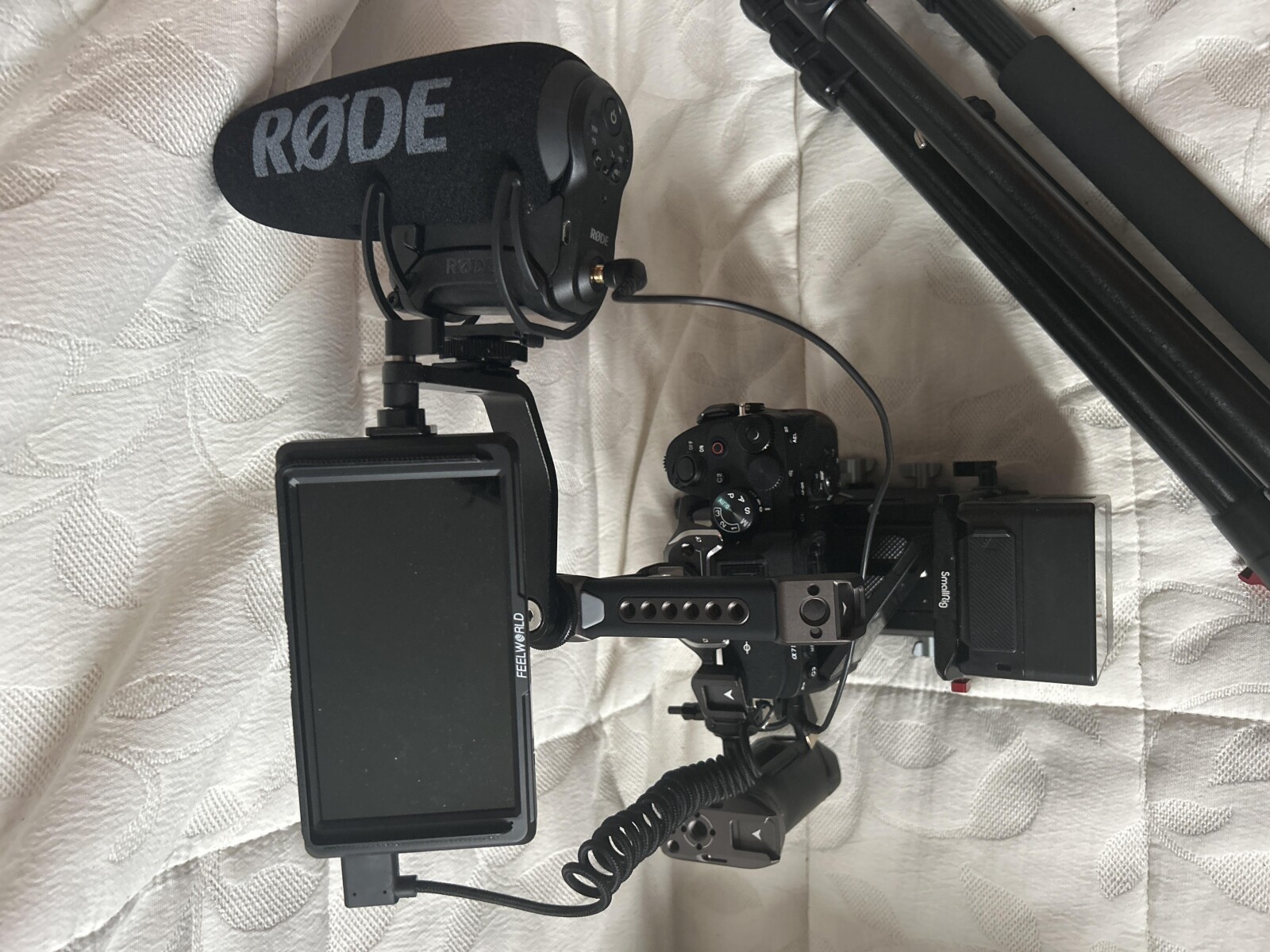 Sony alpha 7 IV kit complet objectifs f4.5,f1.4 cage micro trépied moniteur mattebox et sac  - Photo 6 sur 9