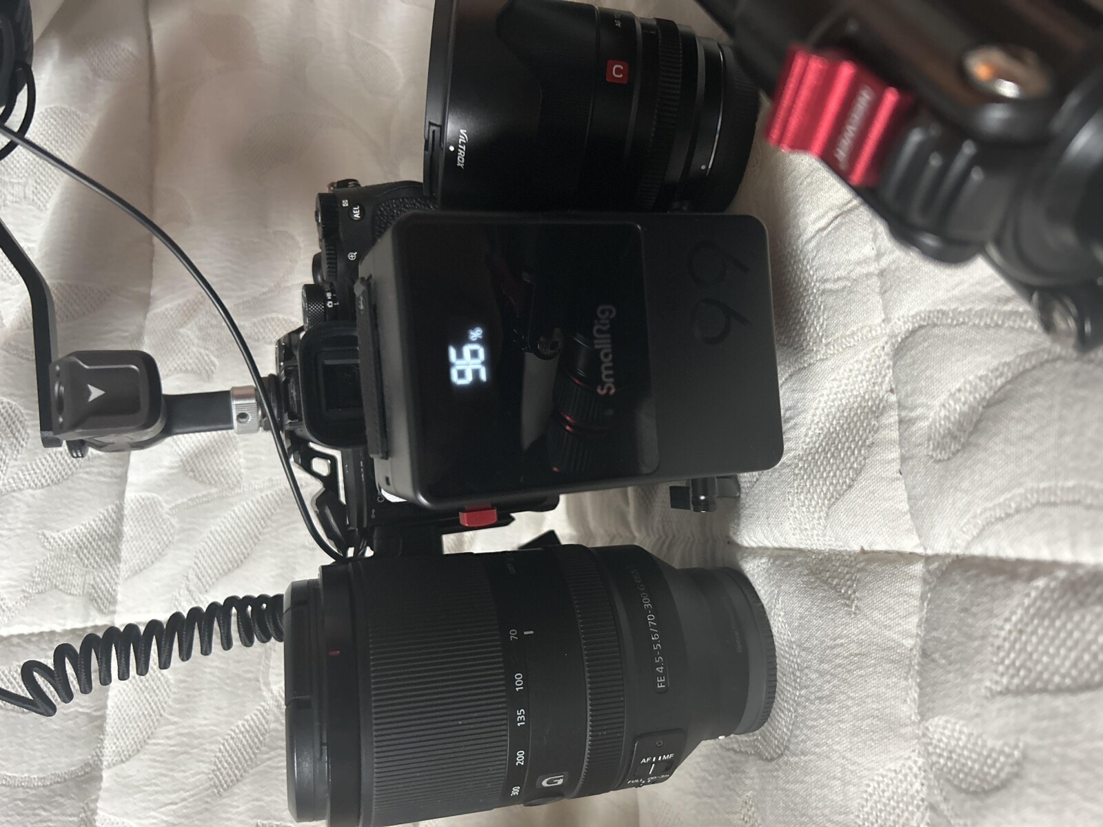 Sony alpha 7 IV kit complet objectifs f4.5,f1.4 cage micro trépied moniteur mattebox et sac  - Photo 7 sur 9