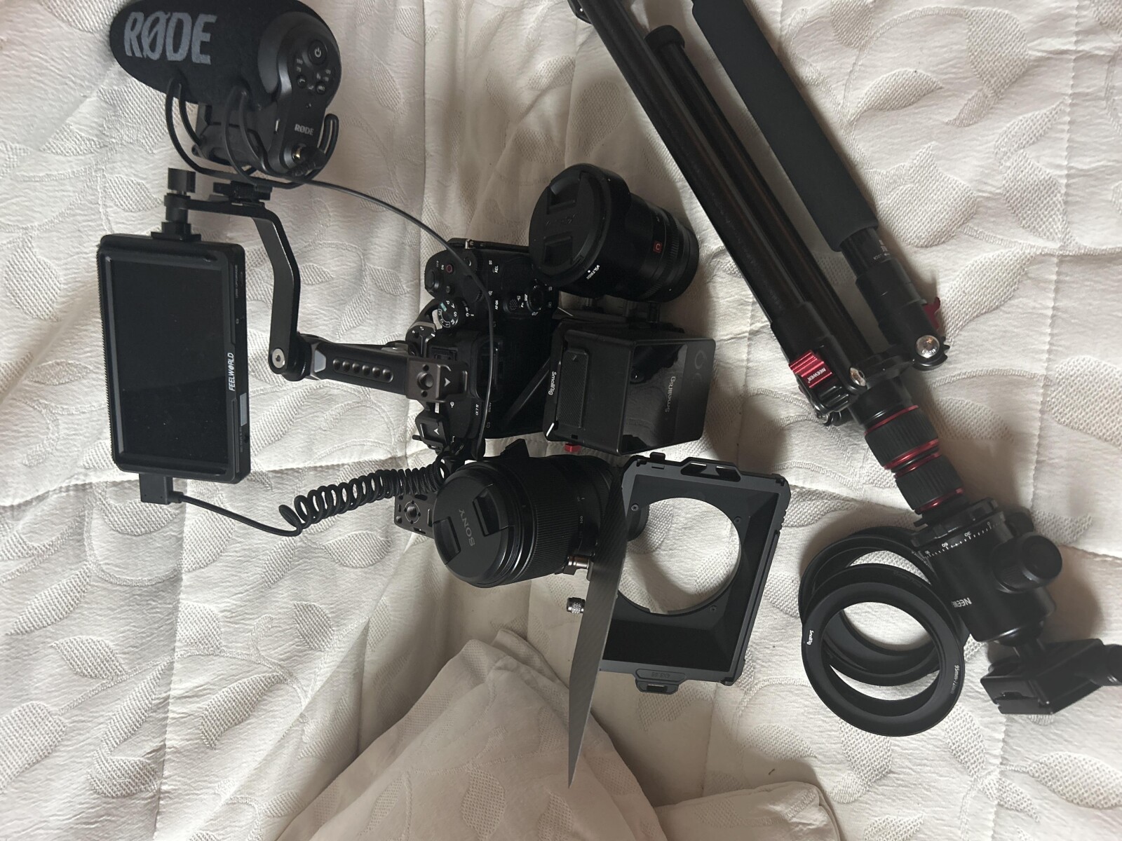 Sony alpha 7 IV kit complet objectifs f4.5,f1.4 cage micro trépied moniteur mattebox et sac  - Photo 8 sur 9