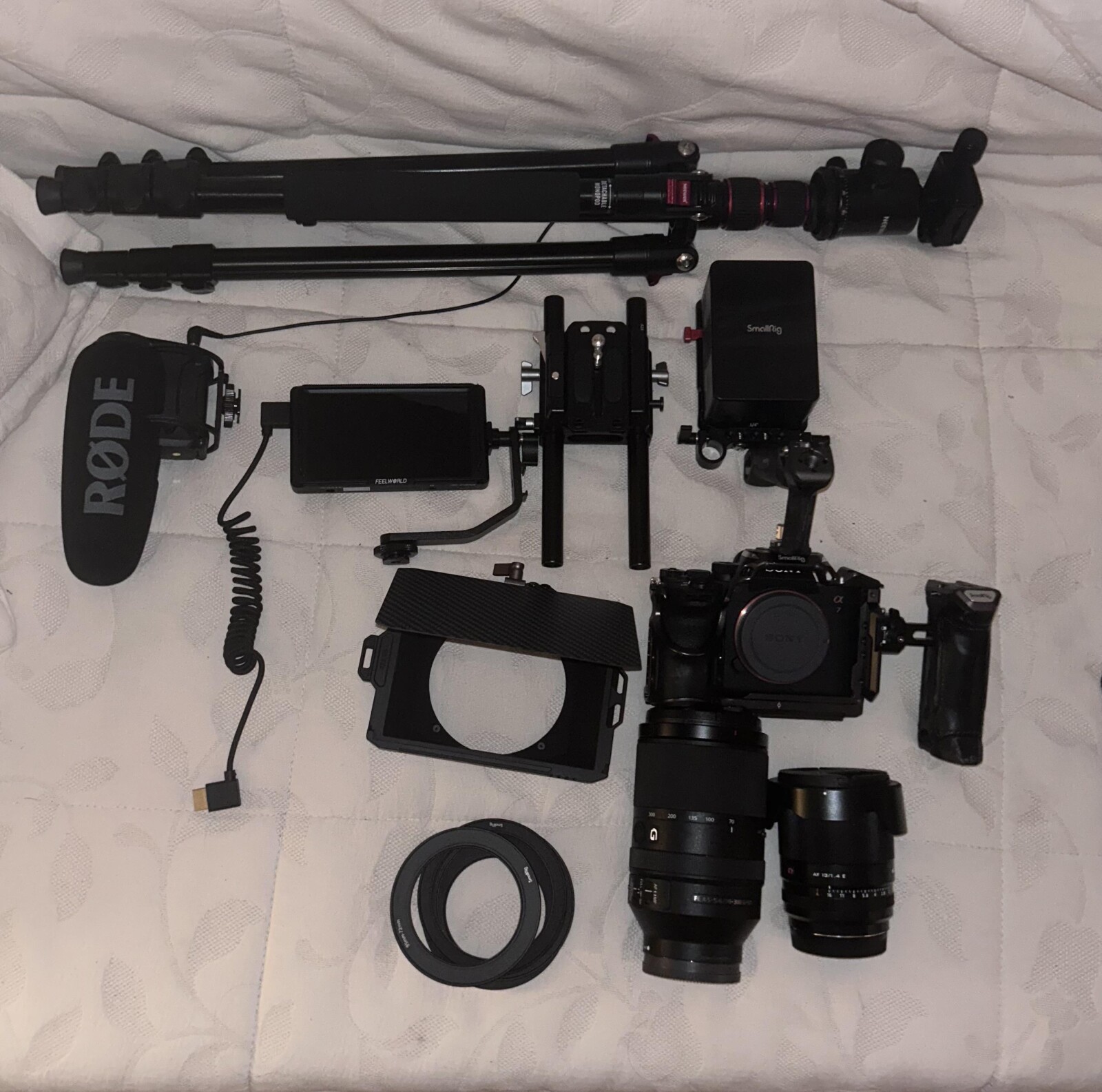 Sony alpha 7 IV kit complet objectifs f4.5,f1.4 cage micro trépied moniteur mattebox et sac  - Photo 1 sur 9