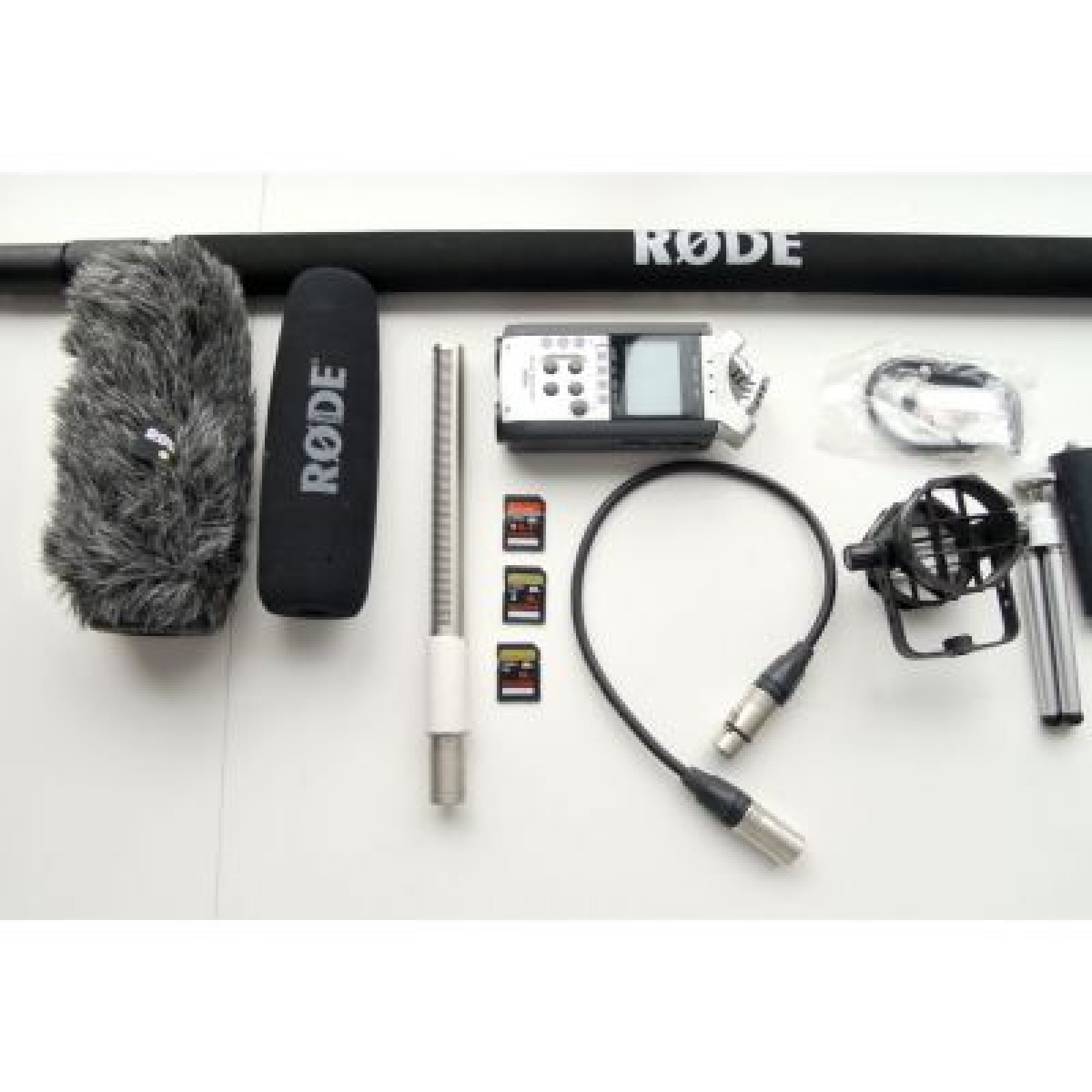 Pack audio 2 ( Rode_NTG3+Perche+Fixation+ZoomH4N+ 3 CarteSD ( 8+16+16=40 giga) - Photo 1 sur 1