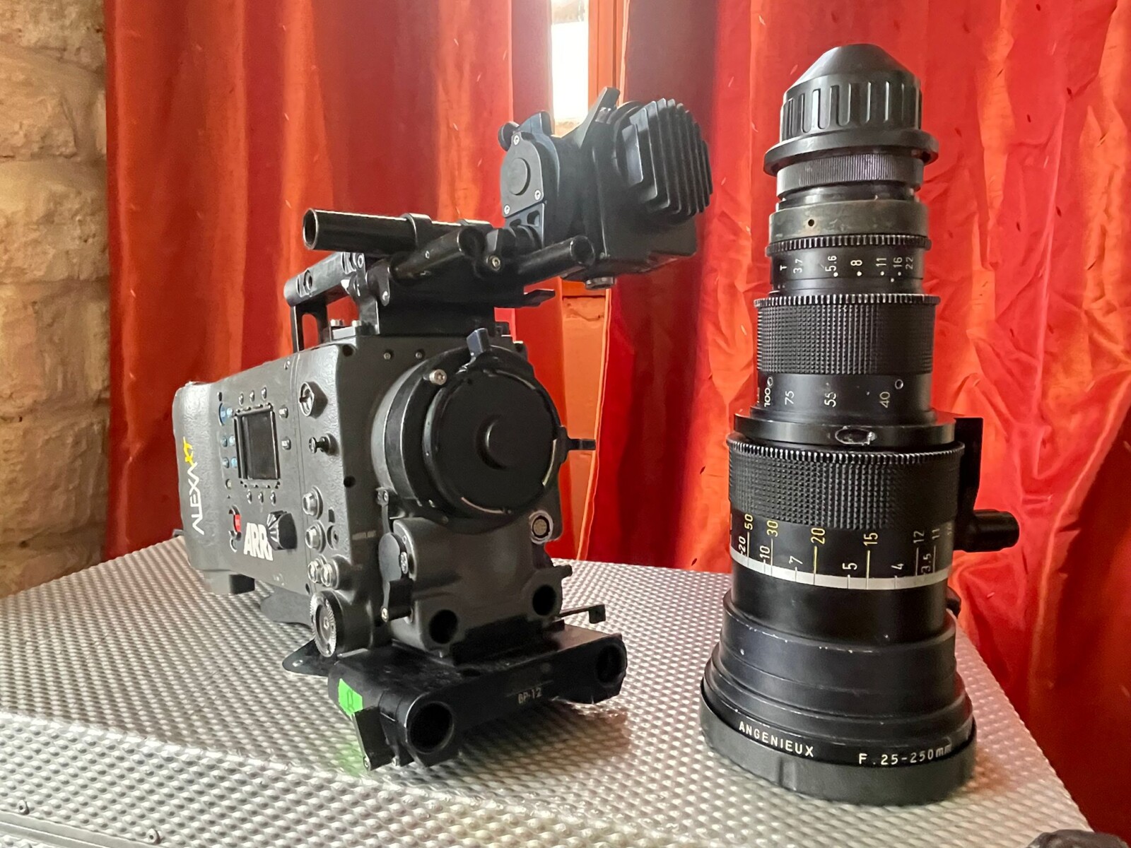 Pack ALEXA XT ( 3,4k RAW OPENGATE ) + Angénieux 25-250mm T3.7 - Photo 1 sur 1