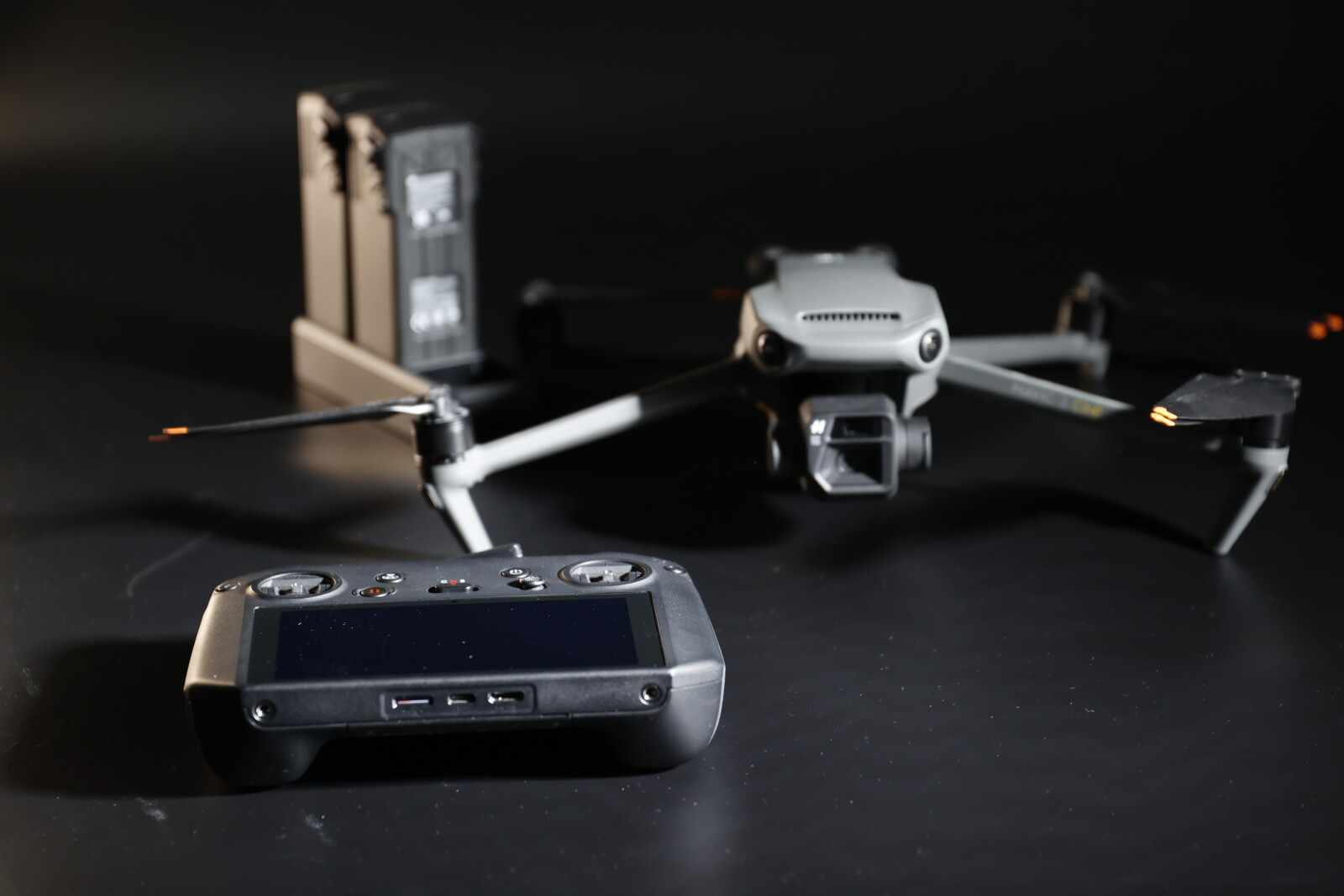 DJI Mavic 3 Cine Premium Combo Gris - Photo 2 sur 6
