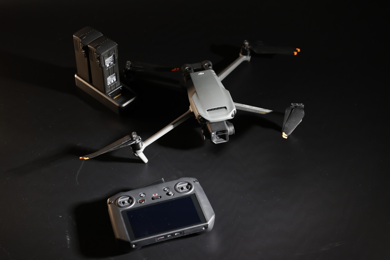 DJI Mavic 3 Cine Premium Combo Gris - Photo 5 sur 6
