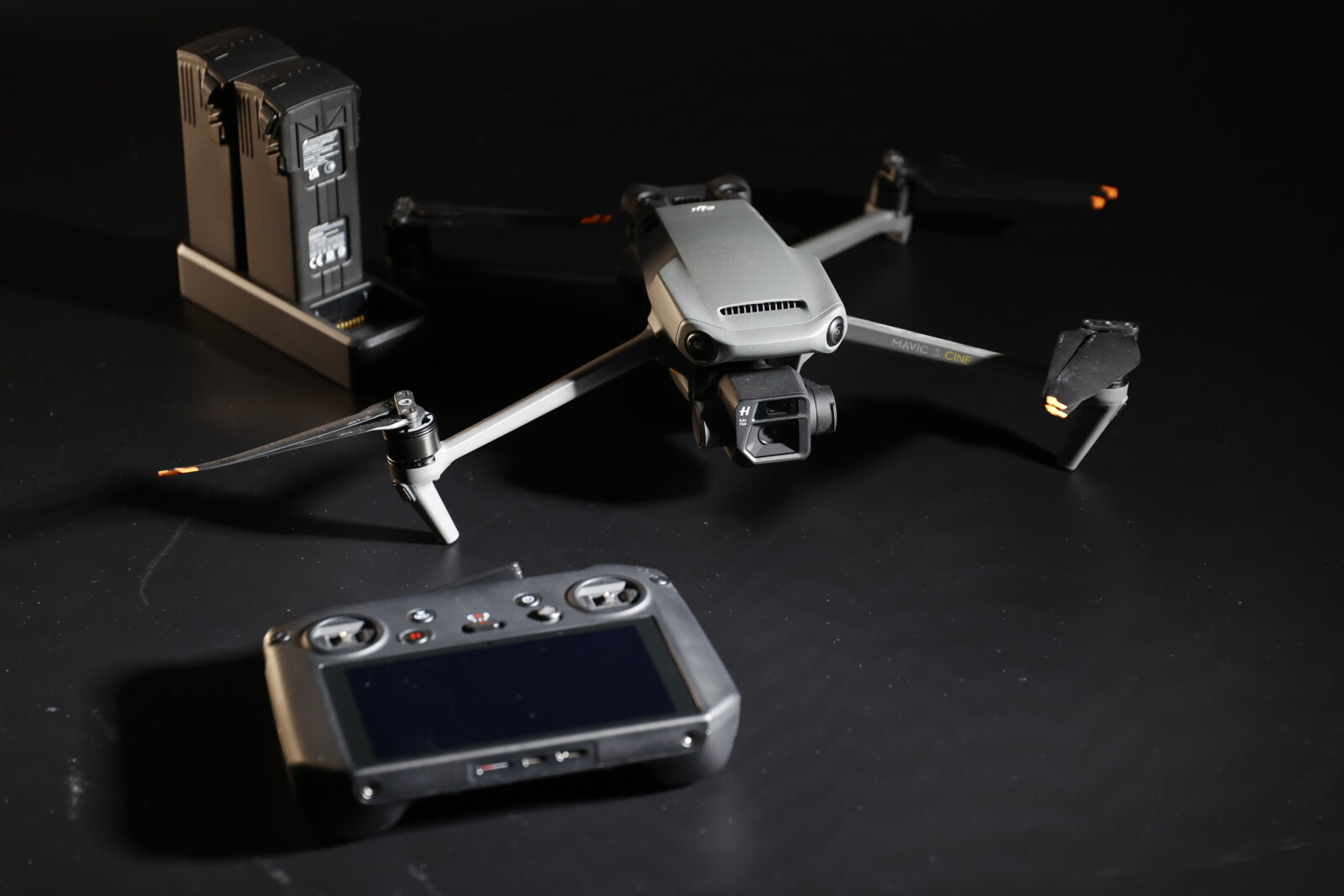 DJI Mavic 3 Cine Premium Combo Gris - Photo 3 sur 6