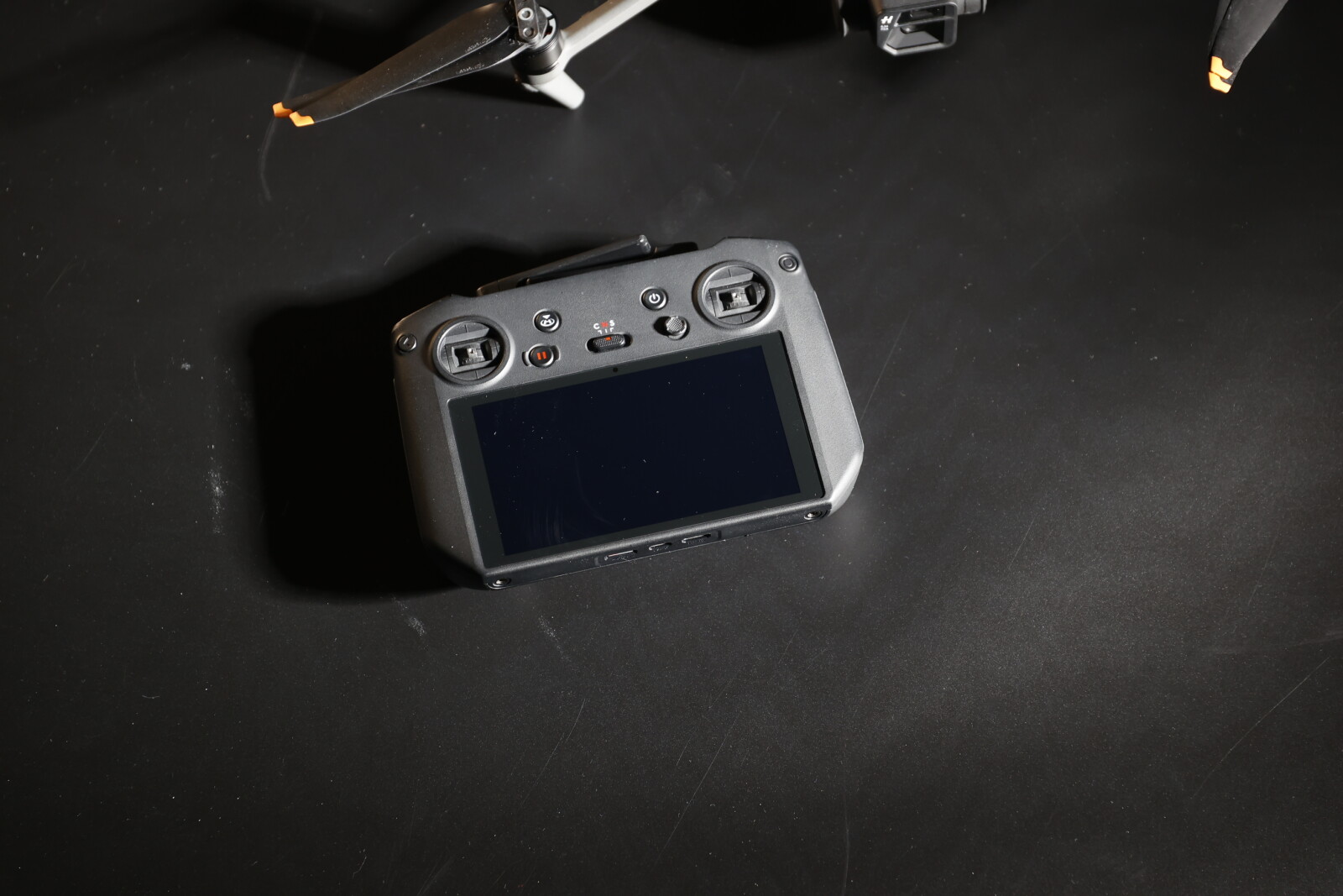 DJI Mavic 3 Cine Premium Combo Gris - Photo 4 sur 6