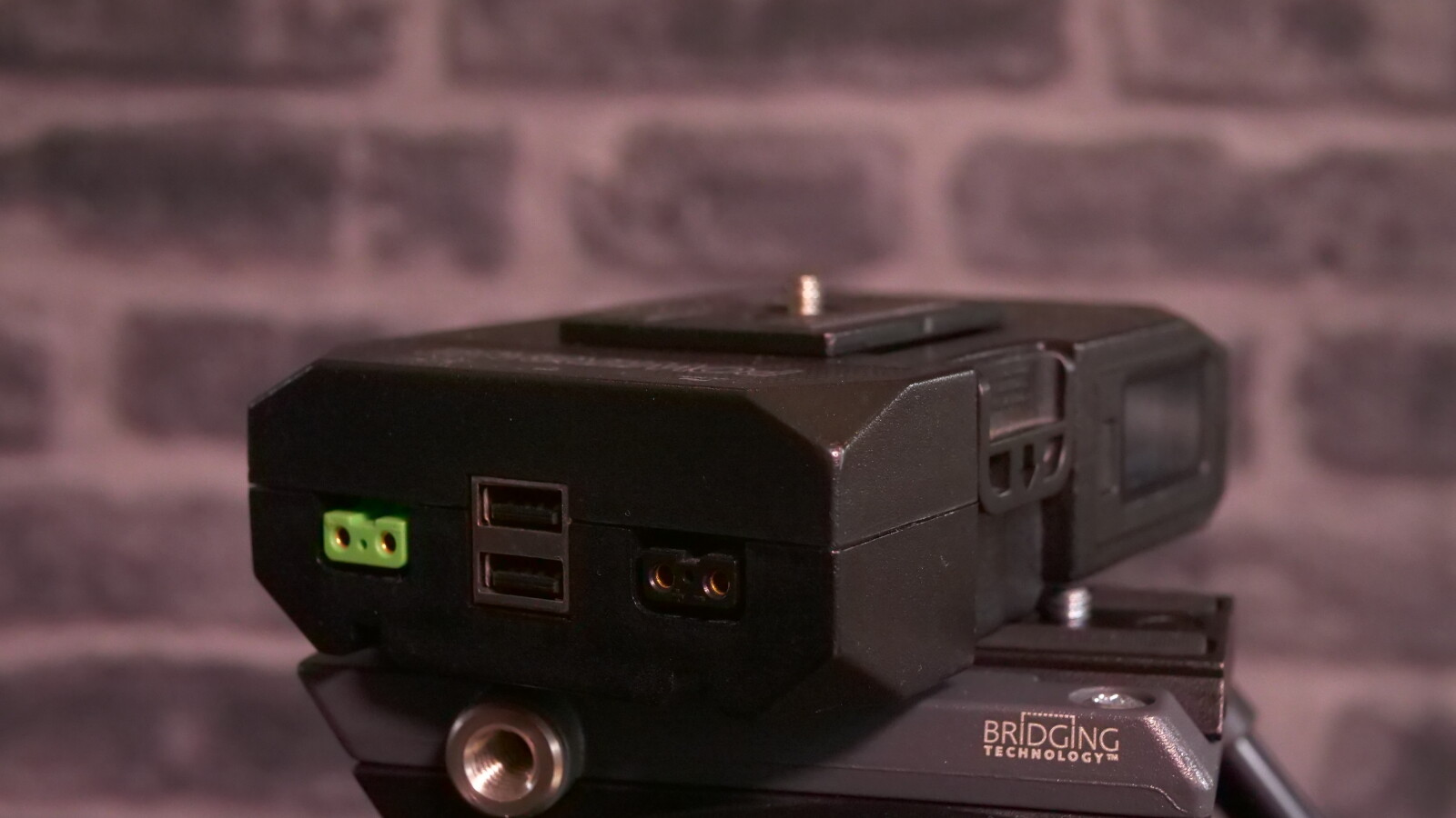 CoreSWX Powerbase EDGE small form cine V-Mount Battery - Photo 3 sur 4