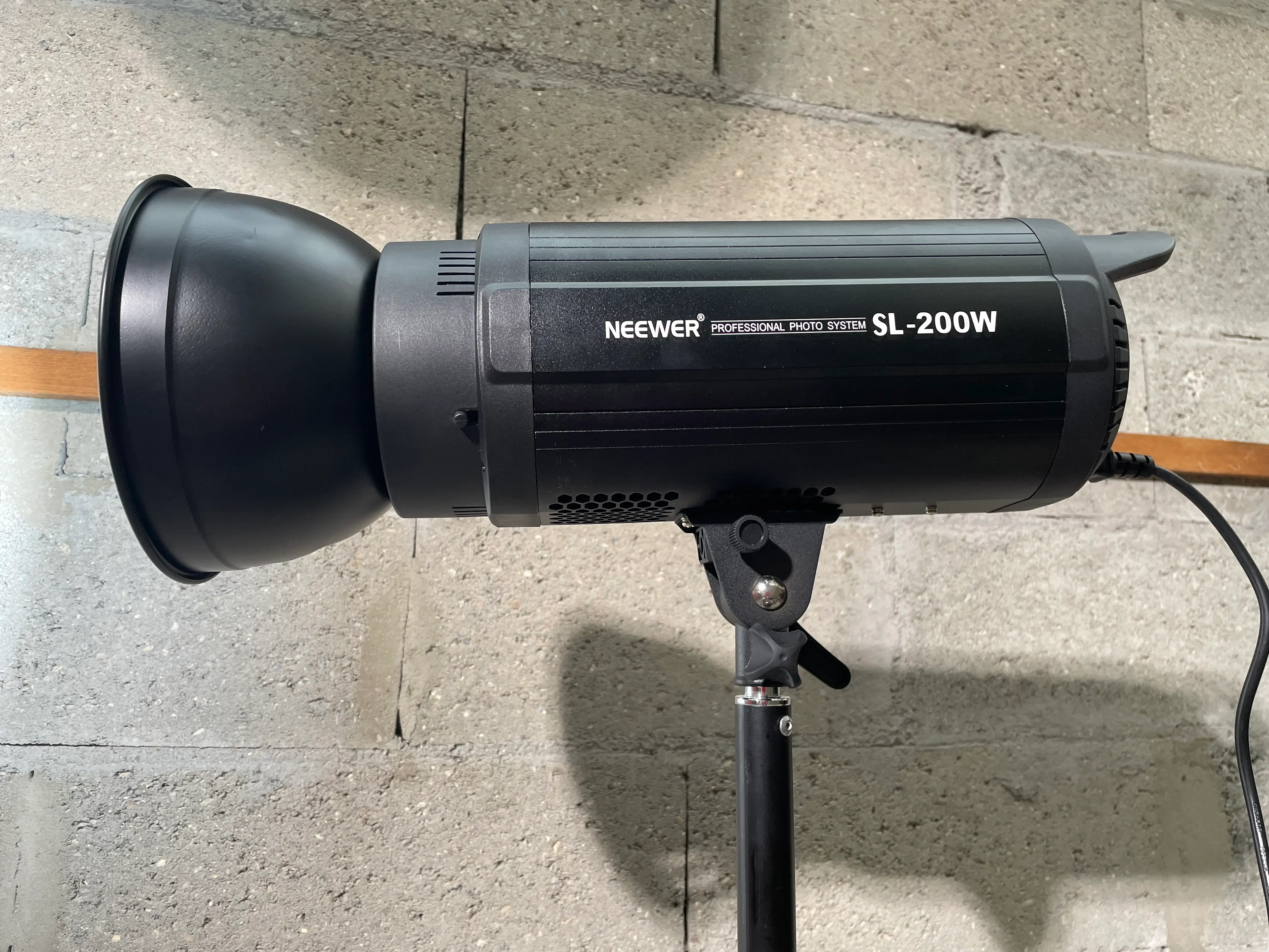 Neewer Projo 200 W  5600K COB SL-200W Monocolor
