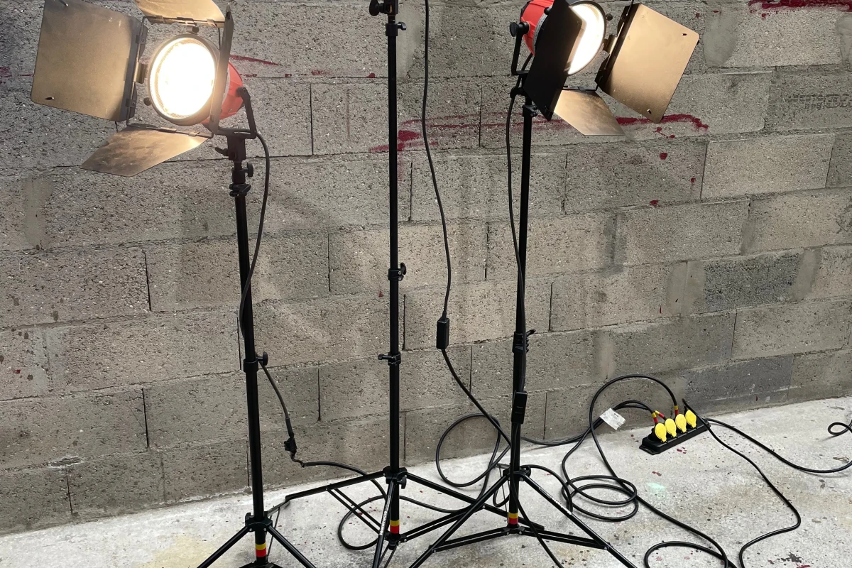 Location Générique Pack projecteurs tungstène reportage 2 mandarines 650W & 1 Fresnel 500W avec pieds - Lightyshare