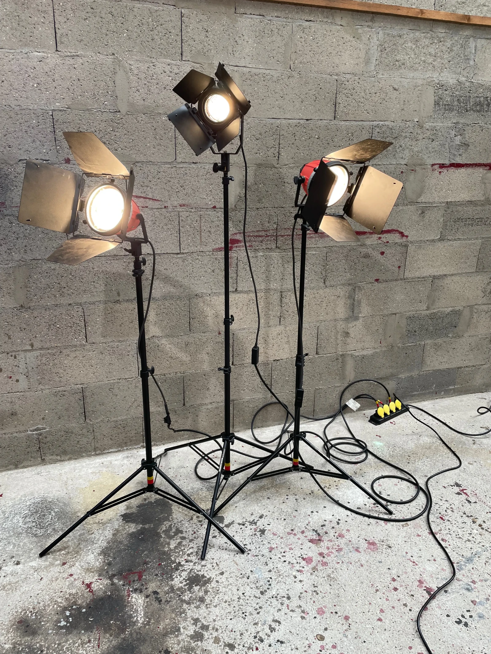 Générique Pack projecteurs tungstène reportage 2 mandarines 650W & 1 Fresnel 500W avec pieds - Photo 1 sur 4