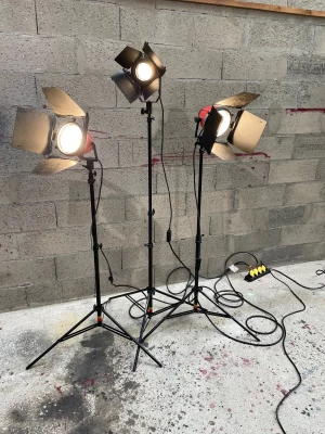 Location Générique Pack projecteurs tungstène reportage 2 mandarines 650W & 1 Fresnel 500W avec pieds