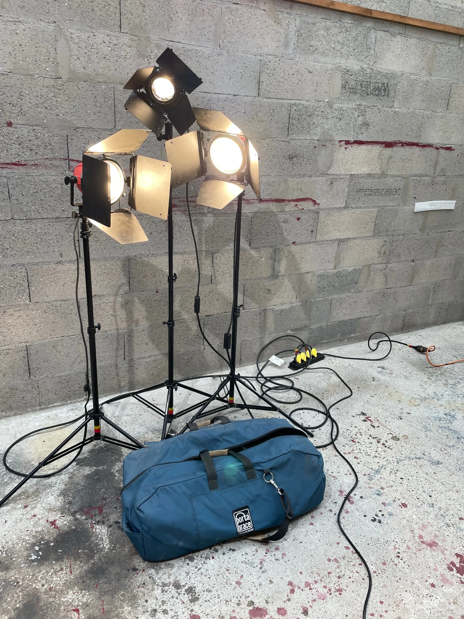 Générique Pack projecteurs tungstène reportage 2 mandarines 650W & 1 Fresnel 500W avec pieds - Photo 4 sur 4