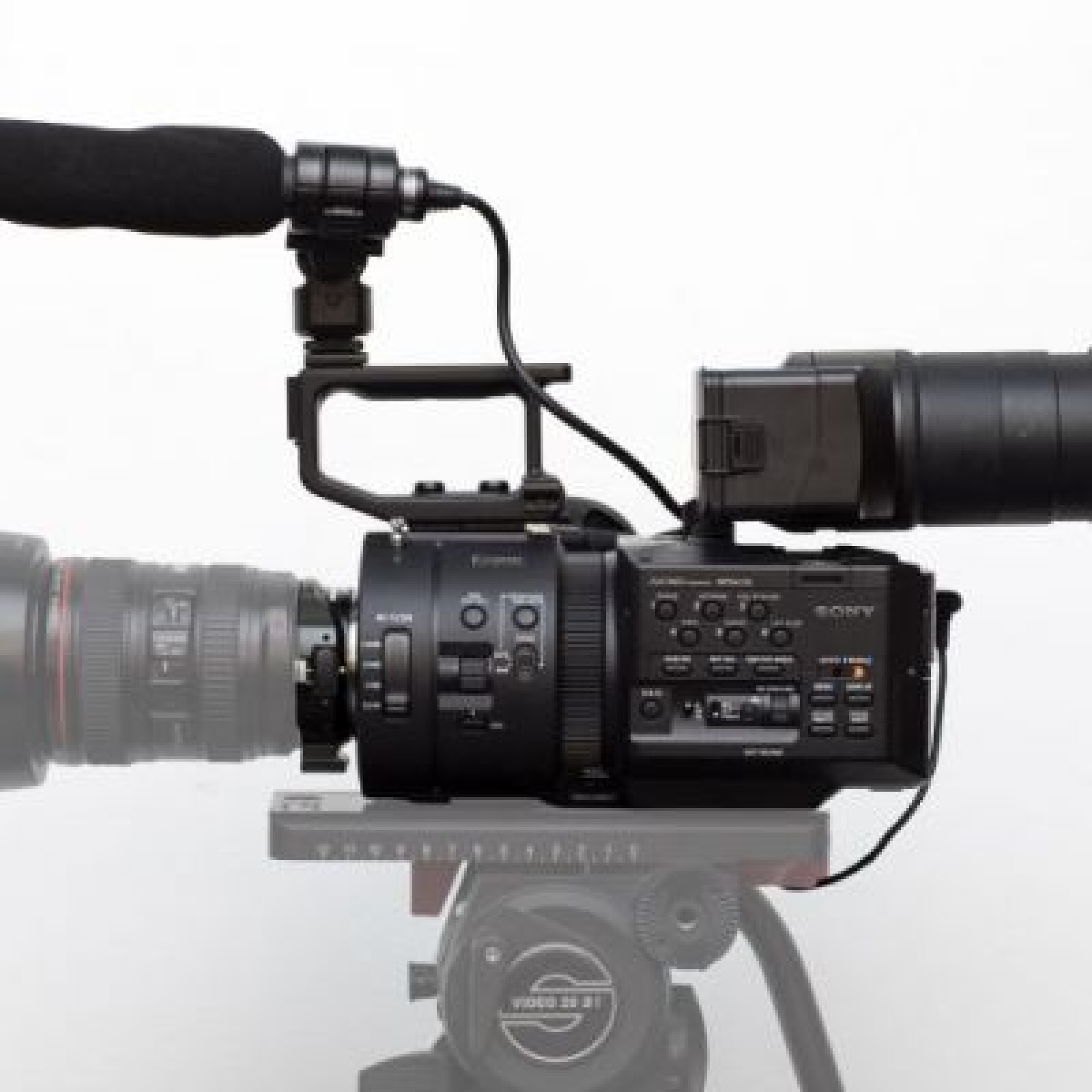 Sony NEX FS700 (Monture Canon EF) - Photo 1 sur 5