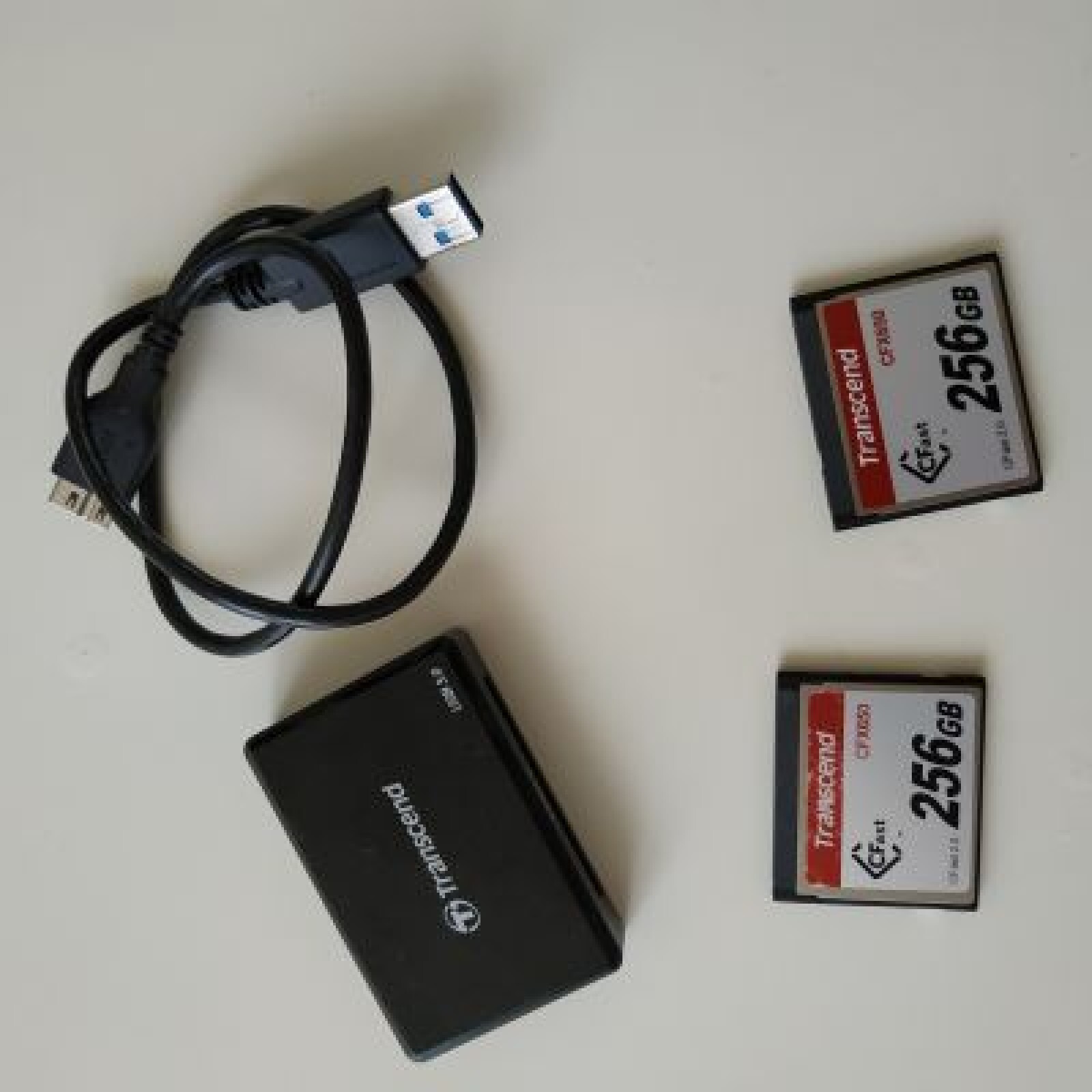 Cartes C-FAST 256Go + lecteur de cartes - Photo 1 sur 3