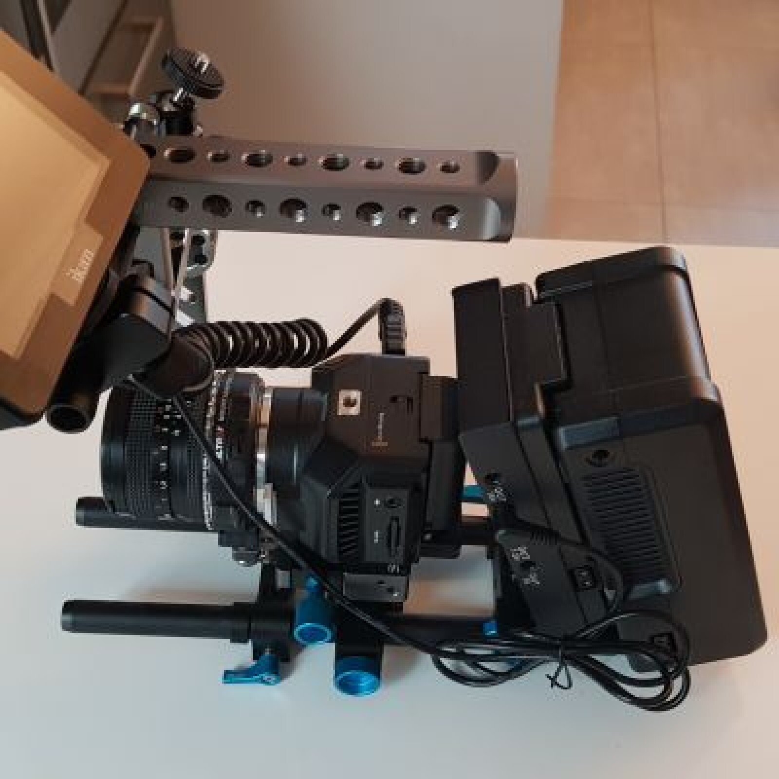 Black magic cine camera, accessoirisée - Photo 1 sur 1