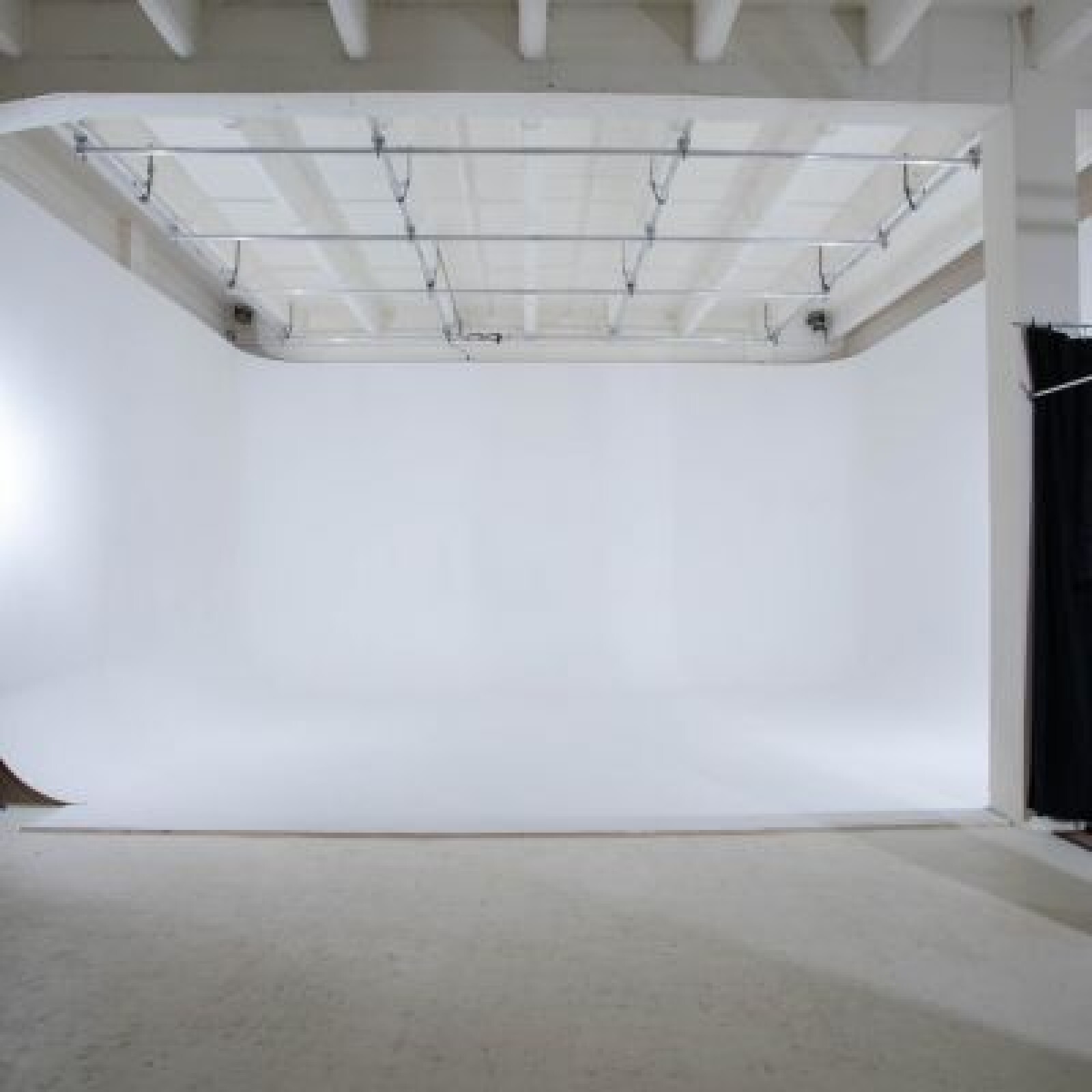 STUDIO  100m² - Cyclo 3 faces - Photo 2 sur 5