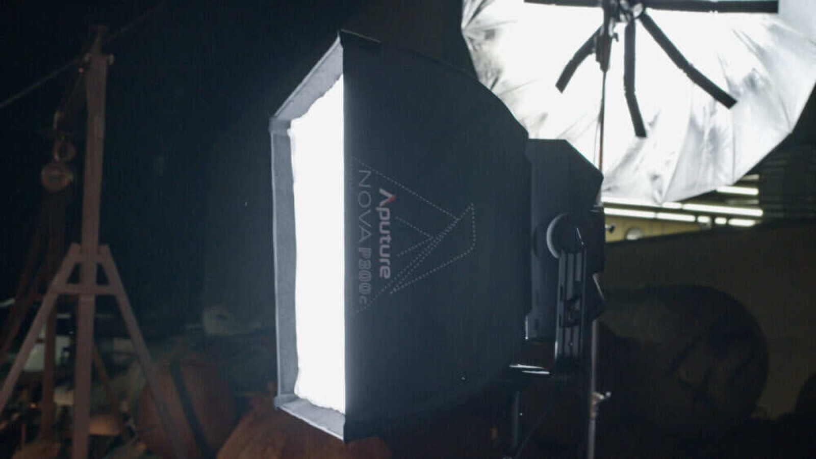 Aputure P300C + Softbox + Trepied - Photo 3 sur 6