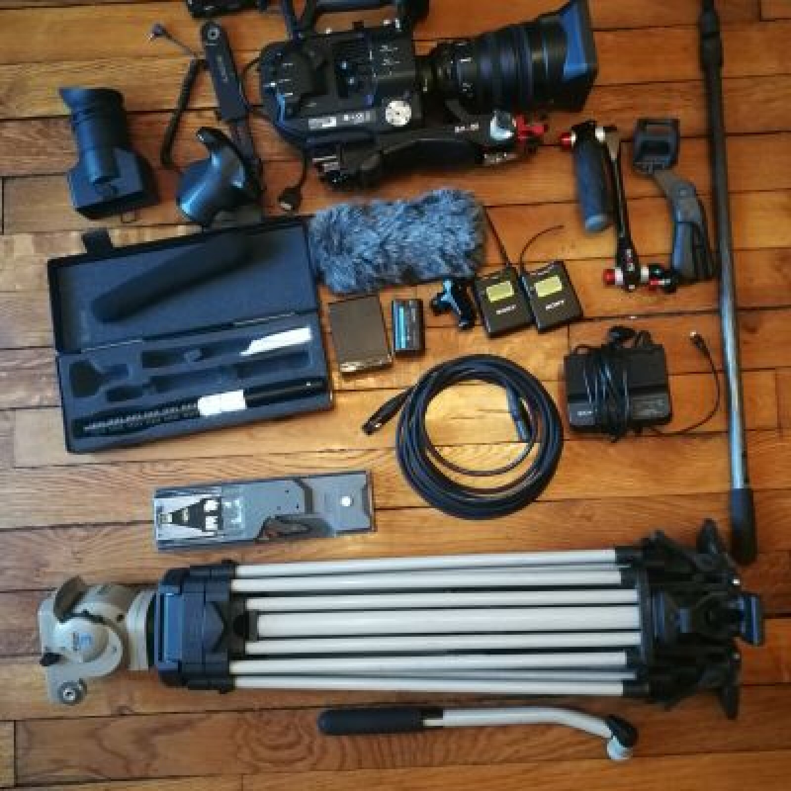SONY PXW  FS 7 KIT COMPLET POUR TOURNAGE DOCUMENTAIRE - Photo 1 sur 2