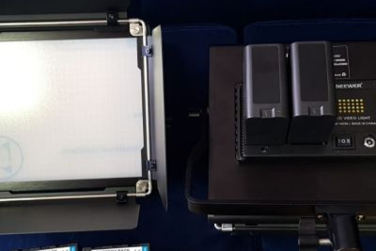 Location Kit de 2  Panneaux de 660 Leds + 4 Batteries + 2 Trépieds + Gélatines de couleurs - Lightyshare