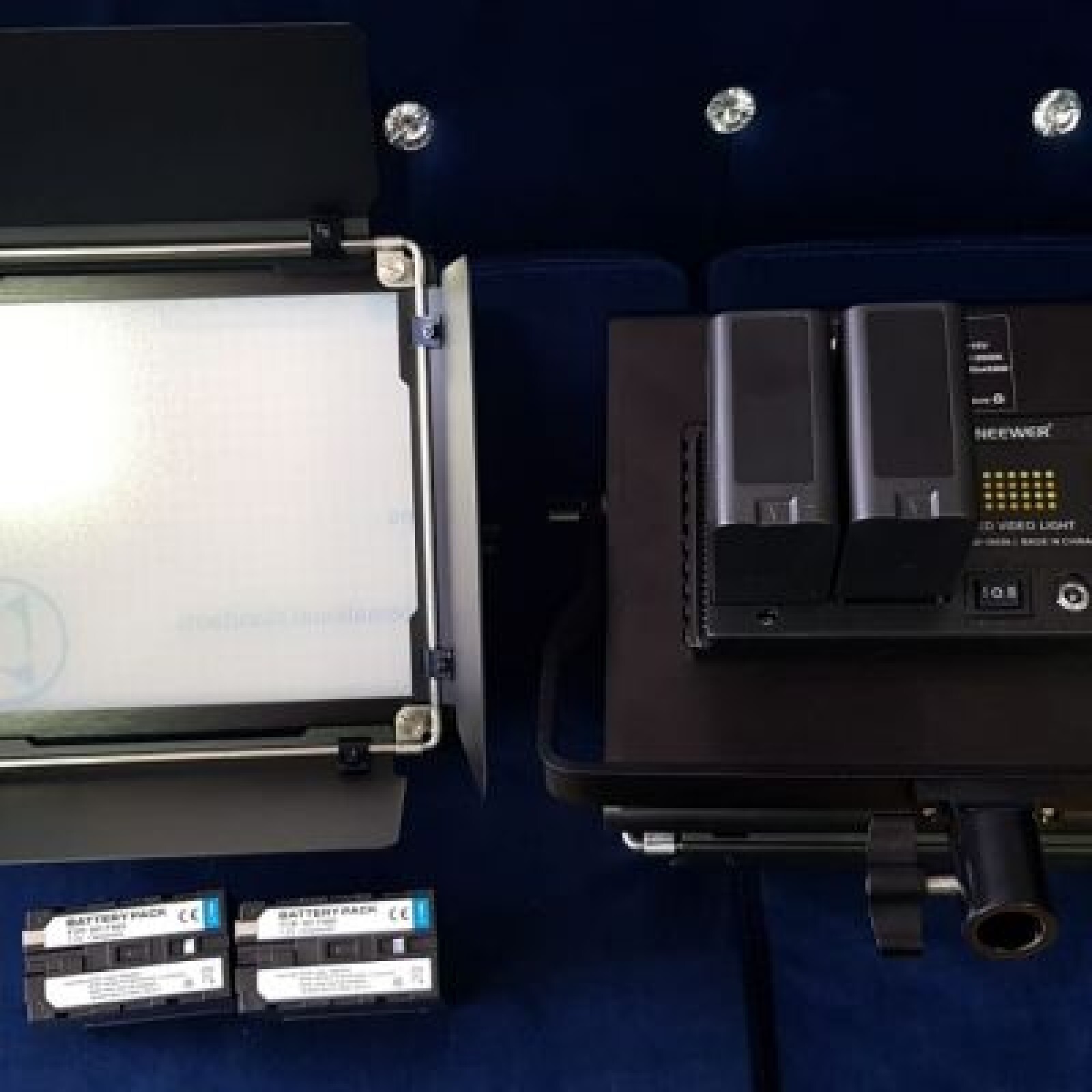 Kit de 2  Panneaux de 660 Leds + 4 Batteries + 2 Trépieds + Gélatines de couleurs - Photo 1 sur 5
