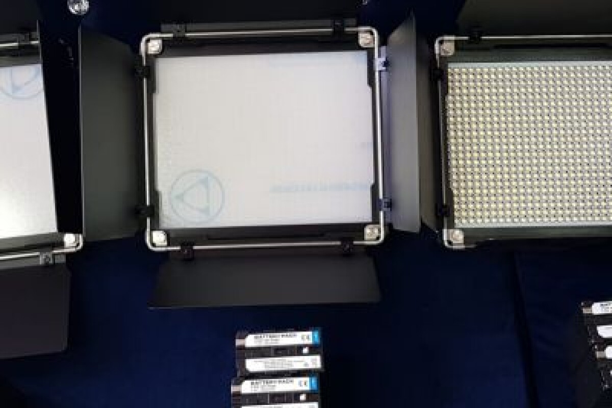 Location Kit de 3  Panneaux de 660 Leds + 6 Batteries + 3 Trépieds + Gélatines de couleurs - Lightyshare