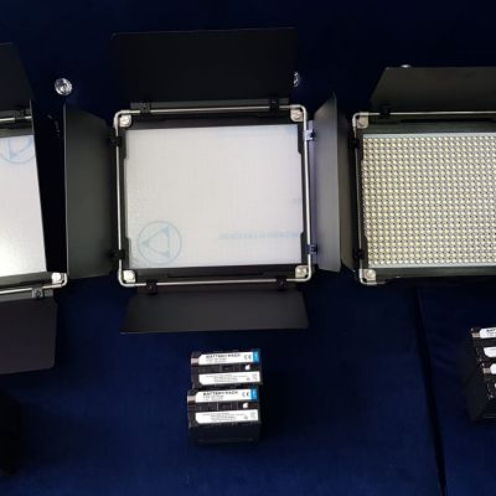 Kit de 3  Panneaux de 660 Leds + 6 Batteries + 3 Trépieds + Gélatines de couleurs - Photo 1 sur 5