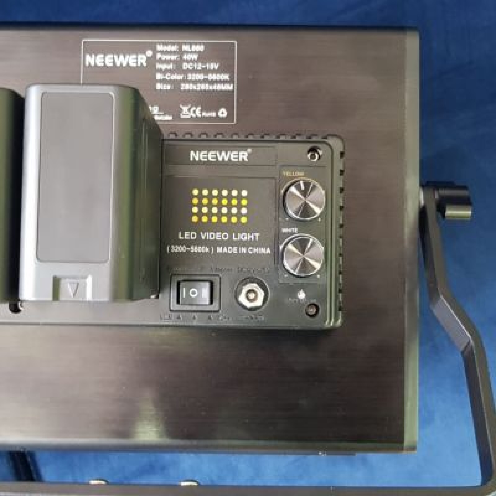 Kit de 4  Panneaux de 660 Leds + 8 Batteries + 4 Trépieds + Gélatines de couleurs - Photo 5 sur 5