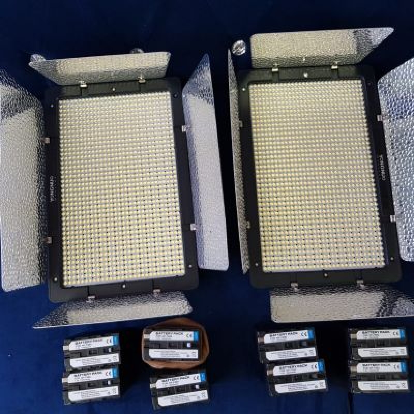 Kit de 2 Panneaux de 1200 Leds + 8 Batteries + 2 Trépieds + Gélatines de couleurs - Photo 1 sur 5