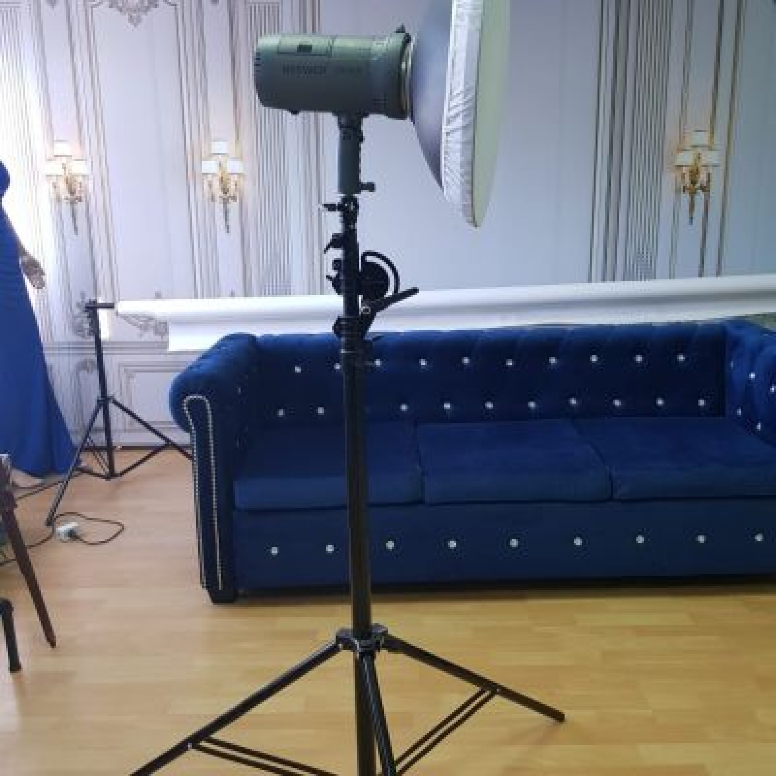 Flash externe à batterie de 300w + Trépied  + bol beauté ou boite à lumière de 90cm + 2 Batteries - Photo 1 sur 5