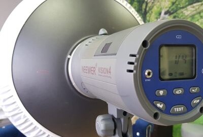 Location Kit de 2 Flash externe à batterie de 300w + 2 Trépieds  + bol beauté ou boite à lumière de 90cm + 2 Batteries