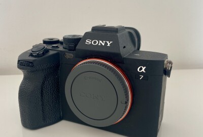 Location Pack sony alpha 7 IV avec objectif et accessoires
